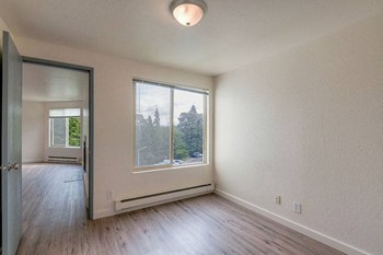 bedroom with window l Lawton Park Apartments in Seattle Wa - Photo Gallery 6