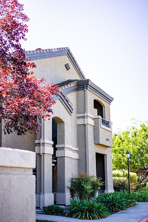 Cobble Oaks in Goldriver CA community exterior with lush landscaping