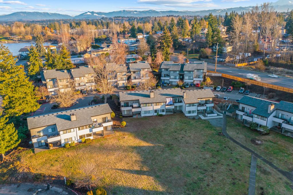 Beautiful lakefront property in Kent, WA with landscaped grounds