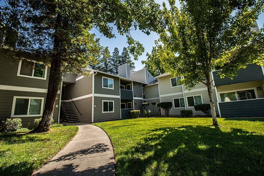 a sidewalk in front of an apartment building