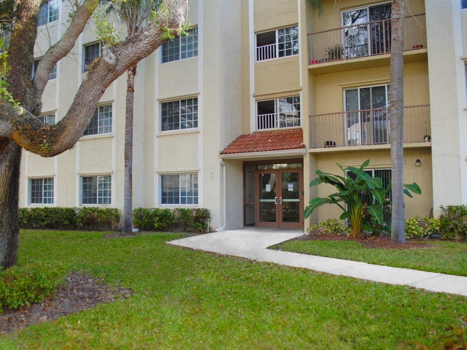 Laguna Pointe community exterior