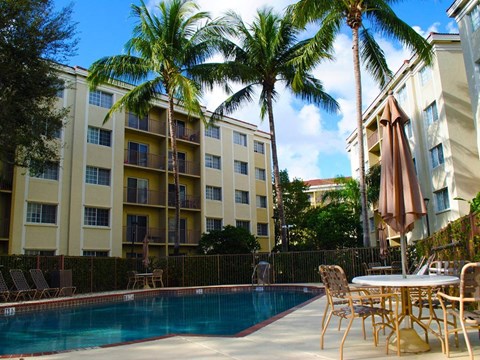 Pool And Building Exterior at Laguna Pointe, Pompano Beach, FL
