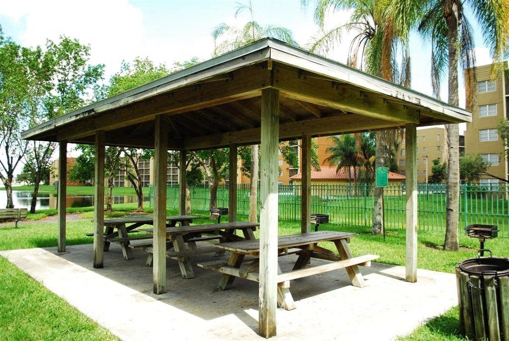 Picnic Area at Heron Pointe, Miramar, FL
