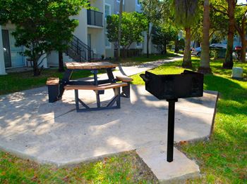 picnic and BBQ area at Oaks at Pompano, Pompano Beach