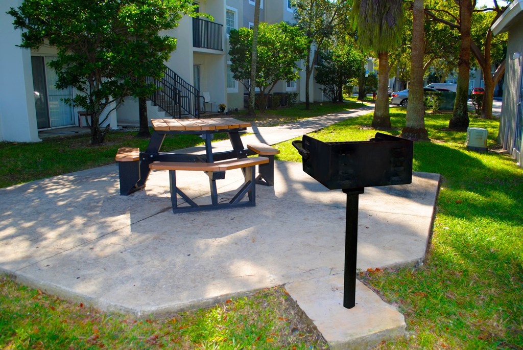 picnic and BBQ area at Oaks at Pompano, Pompano Beach, FL, 33060