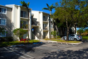 Oaks at Pompano community exterior and parking - Photo Gallery 23