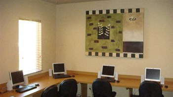 Mission Bay Apartments business center with computers - Photo Gallery 6