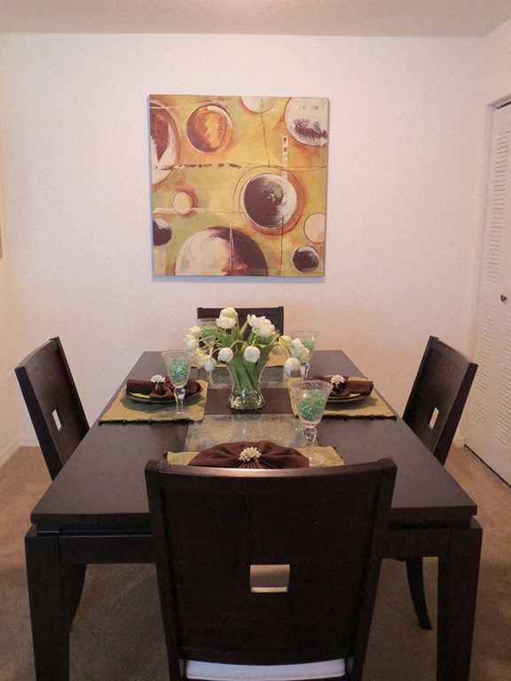 Mission Pointe apartment home dining area