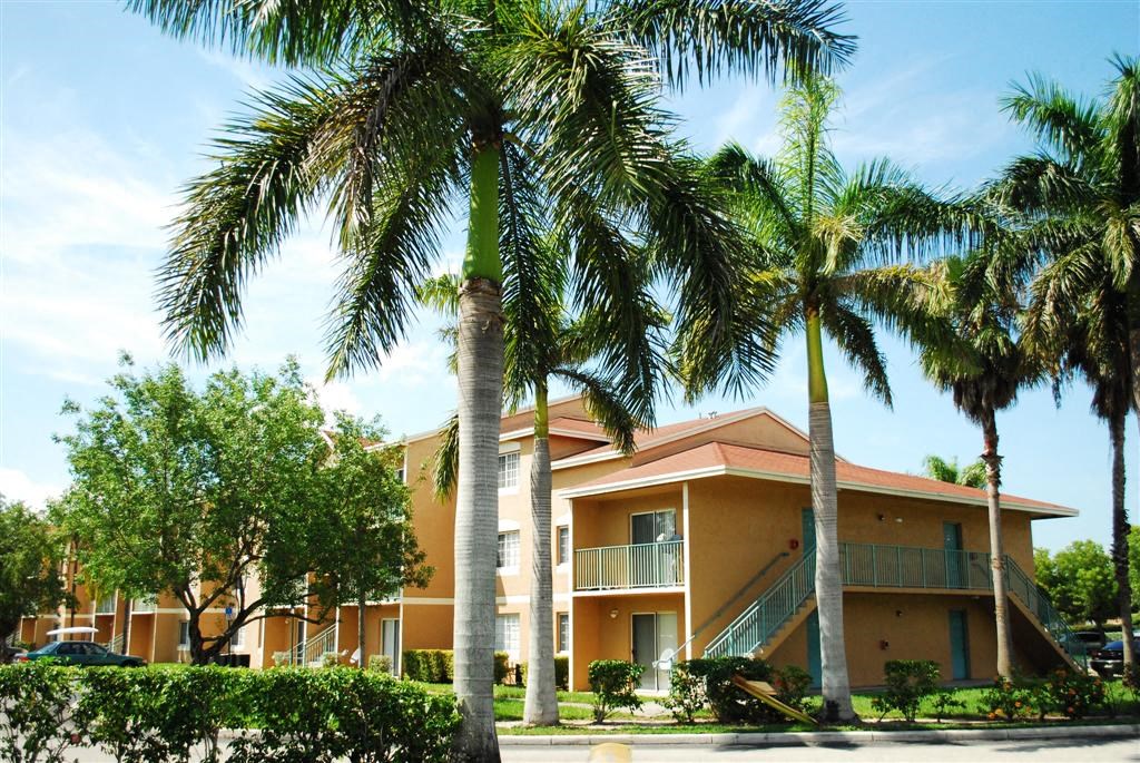 Exterior building view with landscape at Hidden Cove, Miami, 33169 