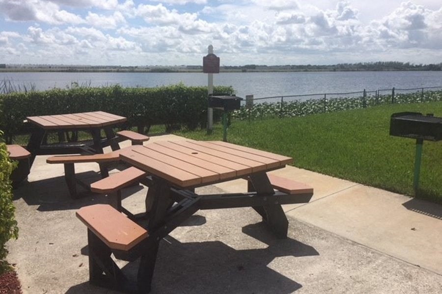 Marbrisa apartments outdoor picnic area