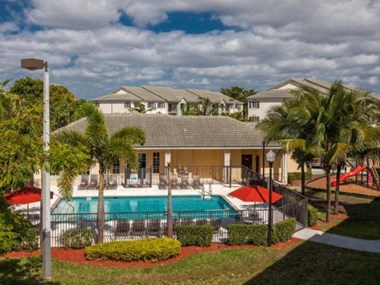 Valencia Pointe resort style pool and lounge chairs