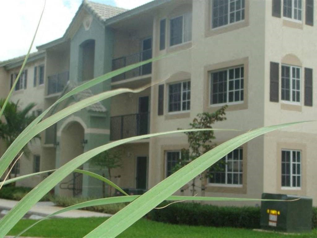 community exterior at Valencia Pointe, Miami