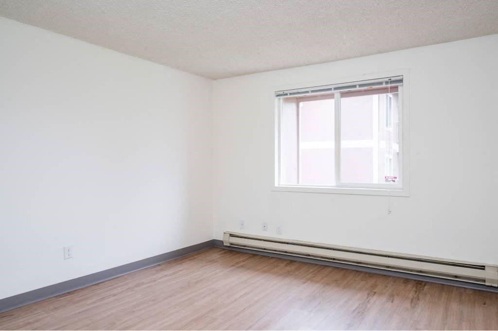 an empty room with white walls at Fort Vancouver Terrace, Washington, 98661