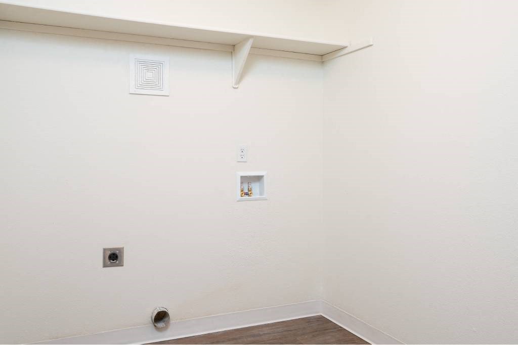 an empty room with a white wall and a pipe at Quail Run Apartments, Vancouver, WA