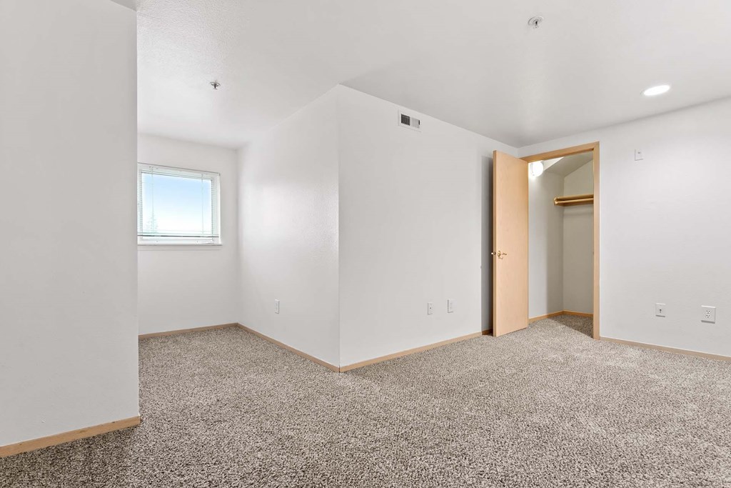 A room with a carpeted floor at Maple Ridge, Vancouver Washington