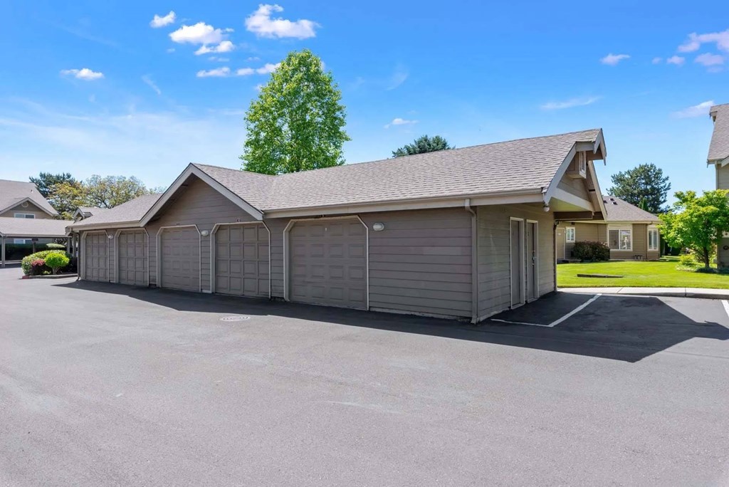 Garages at Maple Ridge, Washington, 98664