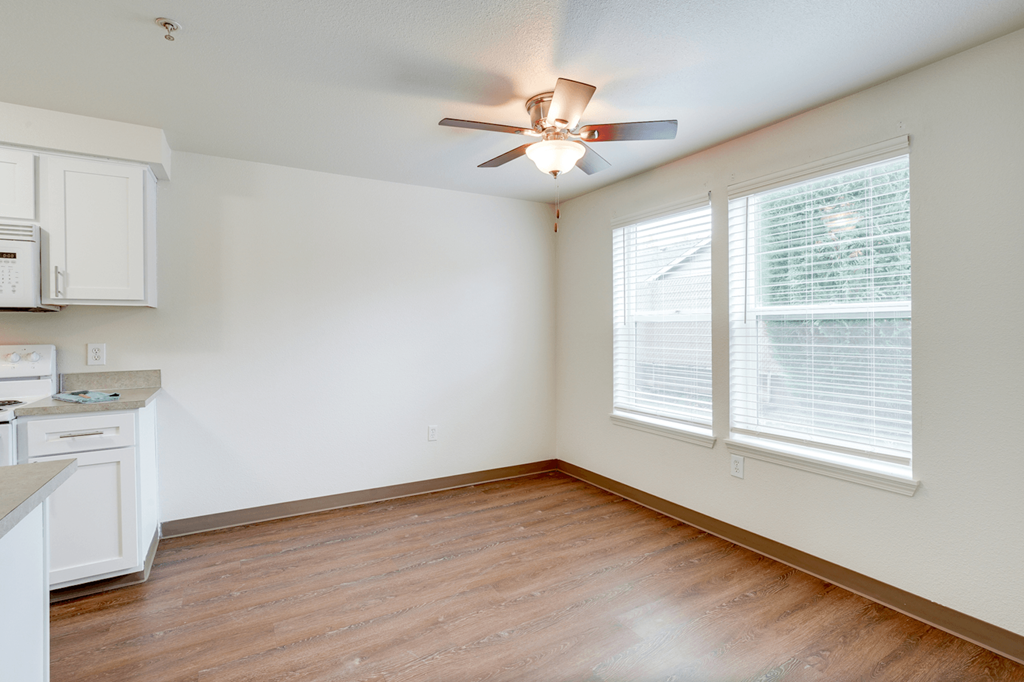 The Village Apartments Keizer - dining area at THE VILLAGE Apartments, KEIZER, Oregon