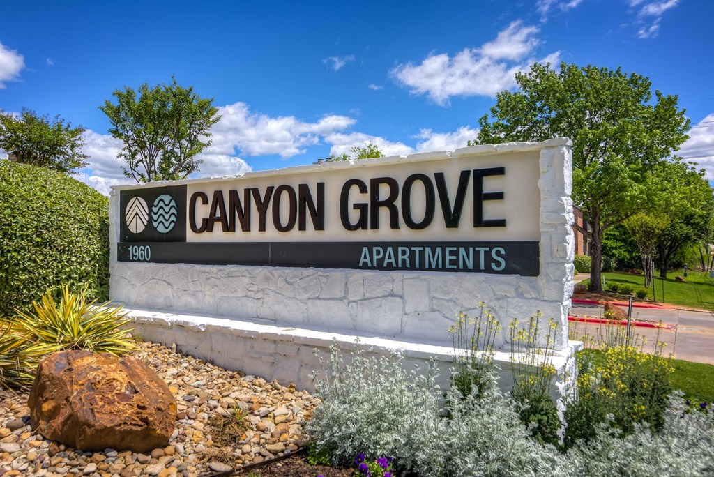 Canyon Grove apartments in Grand Prairie, TX