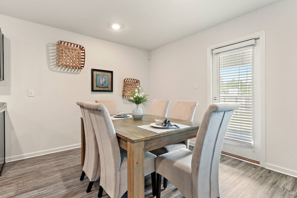 Emerald Lakes Single Family Rentals Ocean Springs, MS, beautiful dining room