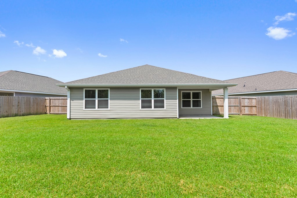 Emerald Lakes Single Family Rentals Ocean Springs, MS, beautiful backyard exterior