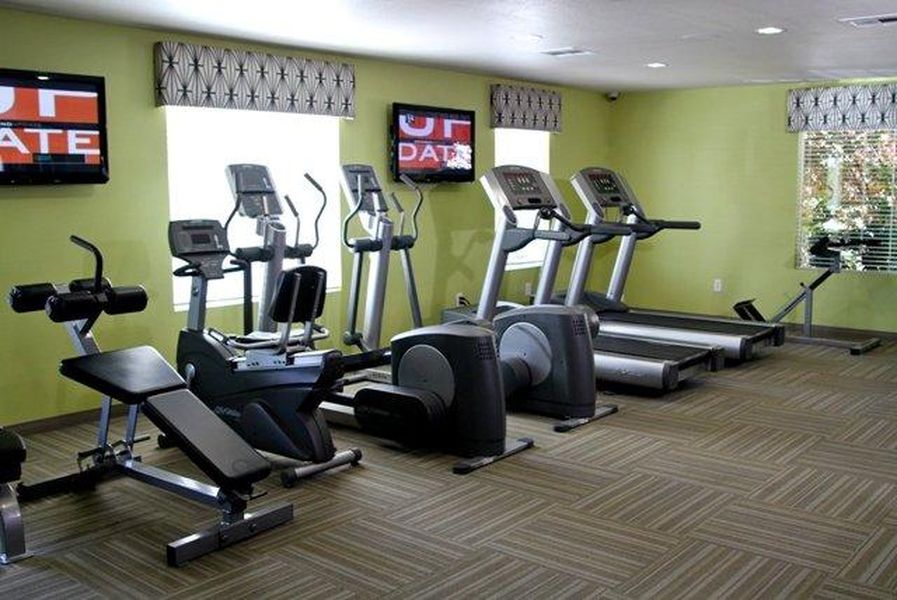 24-hour fitness center, cardio machines
