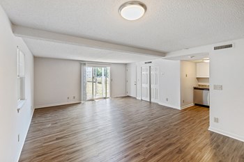 125 Village Green North 1-3 Beds Apartment for Rent - Photo Gallery 3