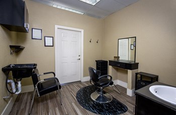 Salon onsite - Photo Gallery 18