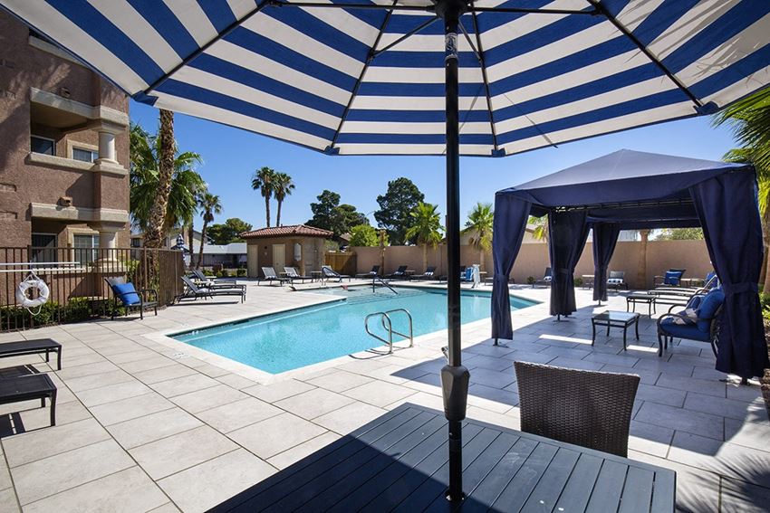 Umbrellas and Cabanas on the pool deck - Photo Gallery 1