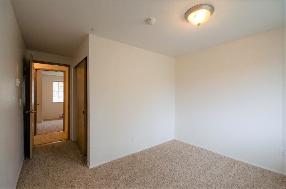 Apartments for Rent Bothell - North Creek Heights - Empty Bedroom with Carpeted Floor and Closet