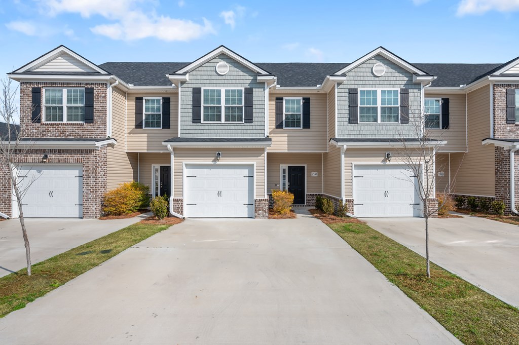 Omnia at Richmond Hill Townhomes in Georgia photo of exterior townhouse