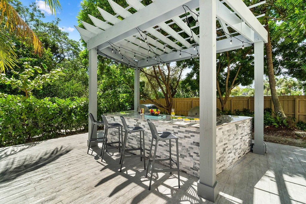 Wilton Tower apartments in Wilton Manors Florida photo of BBQ Grill and seating area
