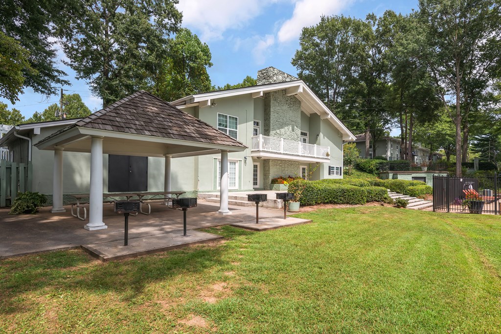 Apartments In Sandy Springs, GA for Rent – Celebration at Sandy Springs - courtyard with grill area