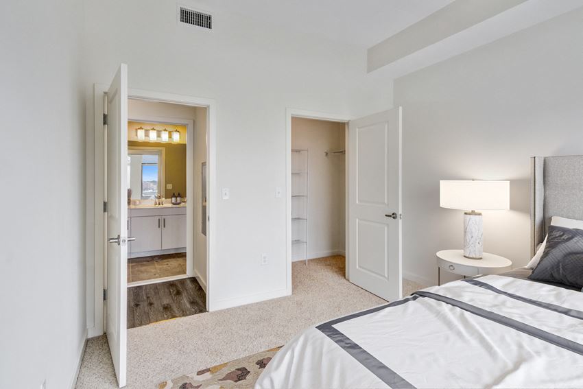 bedroom with bathroom - Photo Gallery