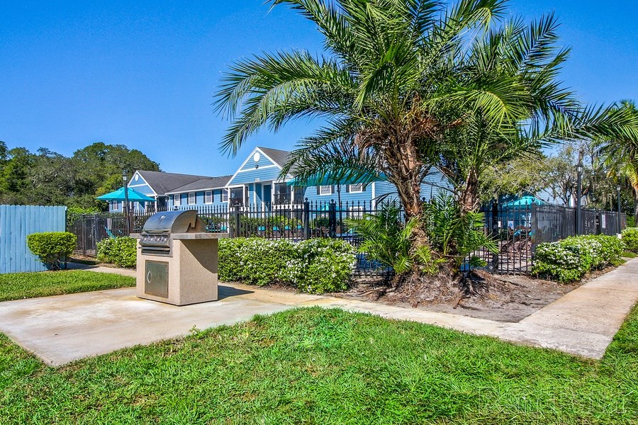 Outdoor BBQ grilling area at The Commons apartment community in Tampa, Florida.