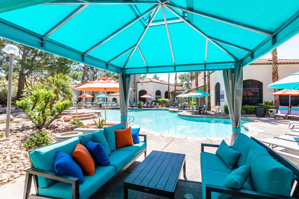 the swimming pool at the resort at reunion