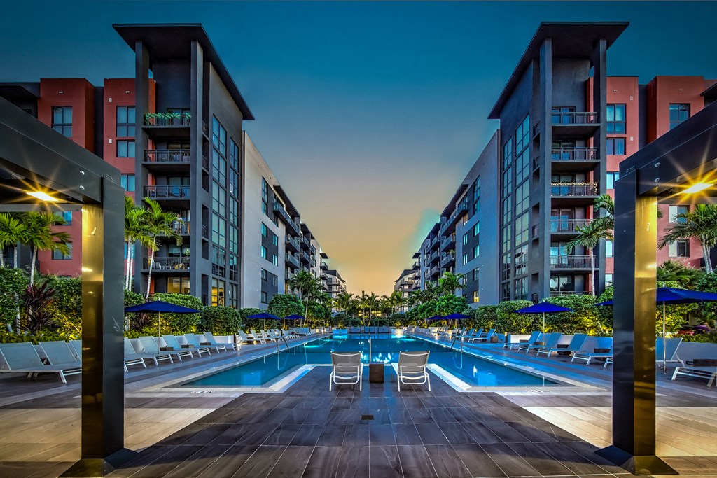 an empty pool at night at an apartment complex