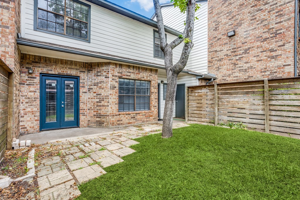 additional photo for property listing at chic digs with room to stretch out in the village 22 car