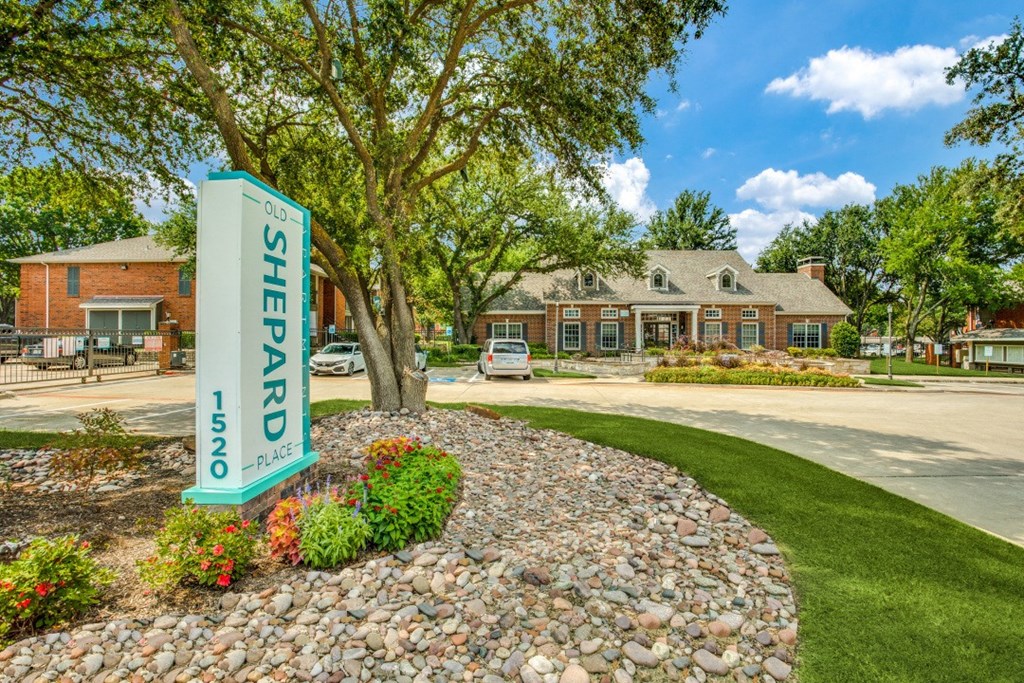 the welcome sign at the crossings