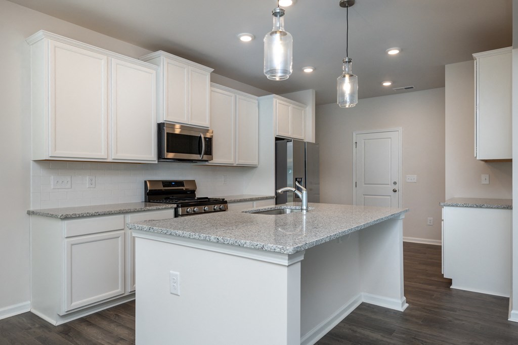 Dog-Friendly Homes For Rent In Fountain Inn, SC - Pine Ridge Place - Kitchen, White Cabinets, Stone Countertop, Stainless Steel Appliances