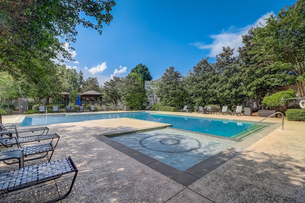 Parkway Grand apartments in Decatur Georgia photo of sparkling pool