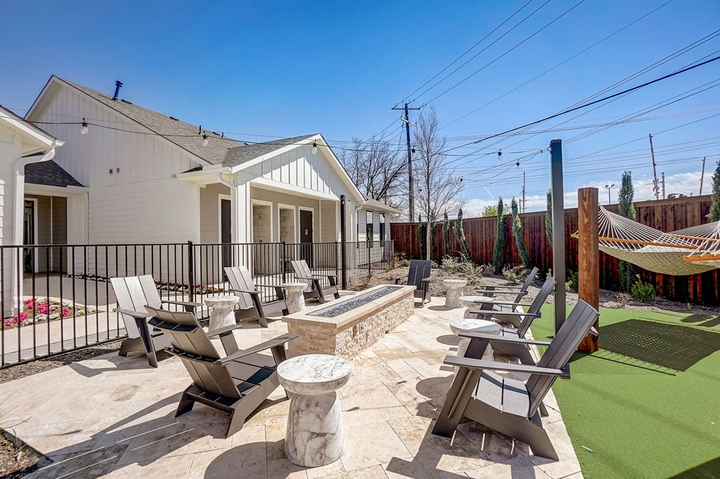 the retreat at thousand oaks clubhouse patio with picnic tables and hammock