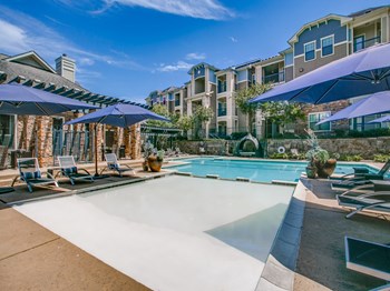 Resort style swimming pool - Photo Gallery 6