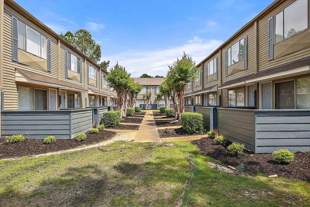 The Pearl at Highland Village Apartments in Jackson Mississippi photo of