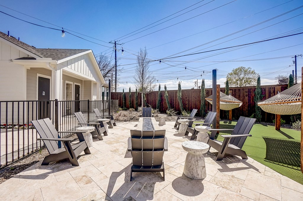 the preserve at ballantyne commons clubhouse patio with chairs and tables