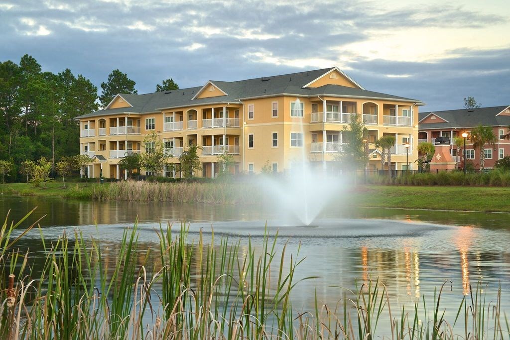Hinesville, GA Apartments – Tattersall Village - pond with fountain in front of community building