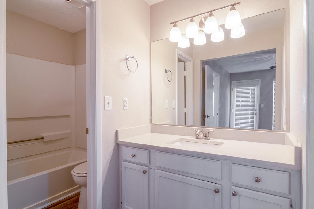 2100 Defoors apartment in Atlanta Georgia photo of modern bathroom