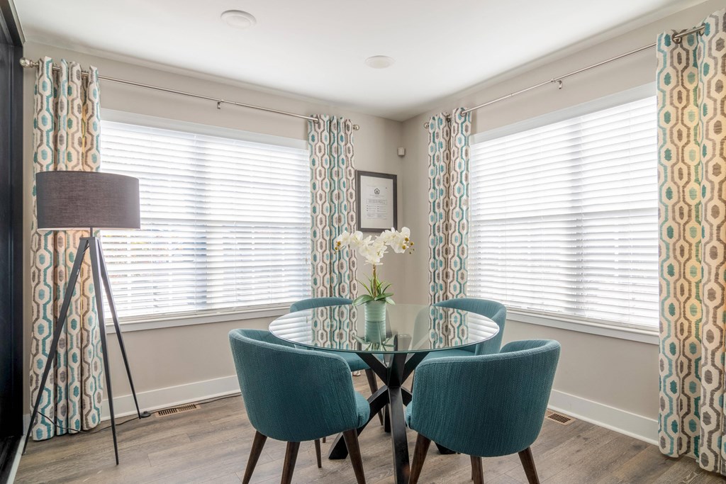 2100 Defoors apartment in Atlanta Georgia photo of leasing office