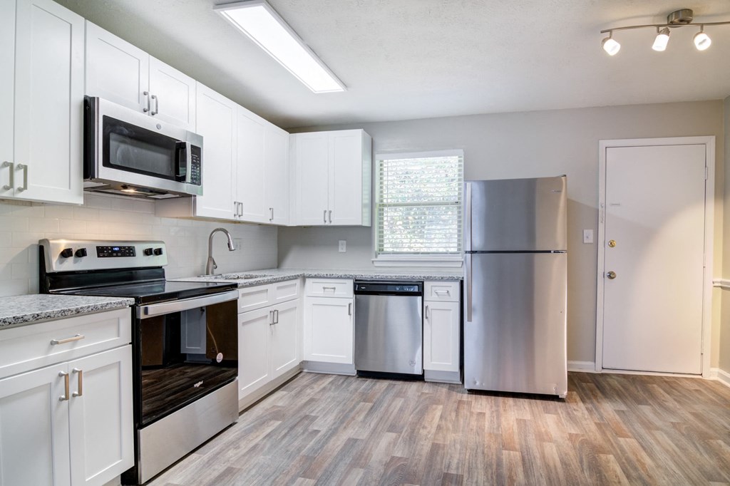 2113 Defoors apartments in Atlanta Georgia phot of kitchen with hardwood flooring