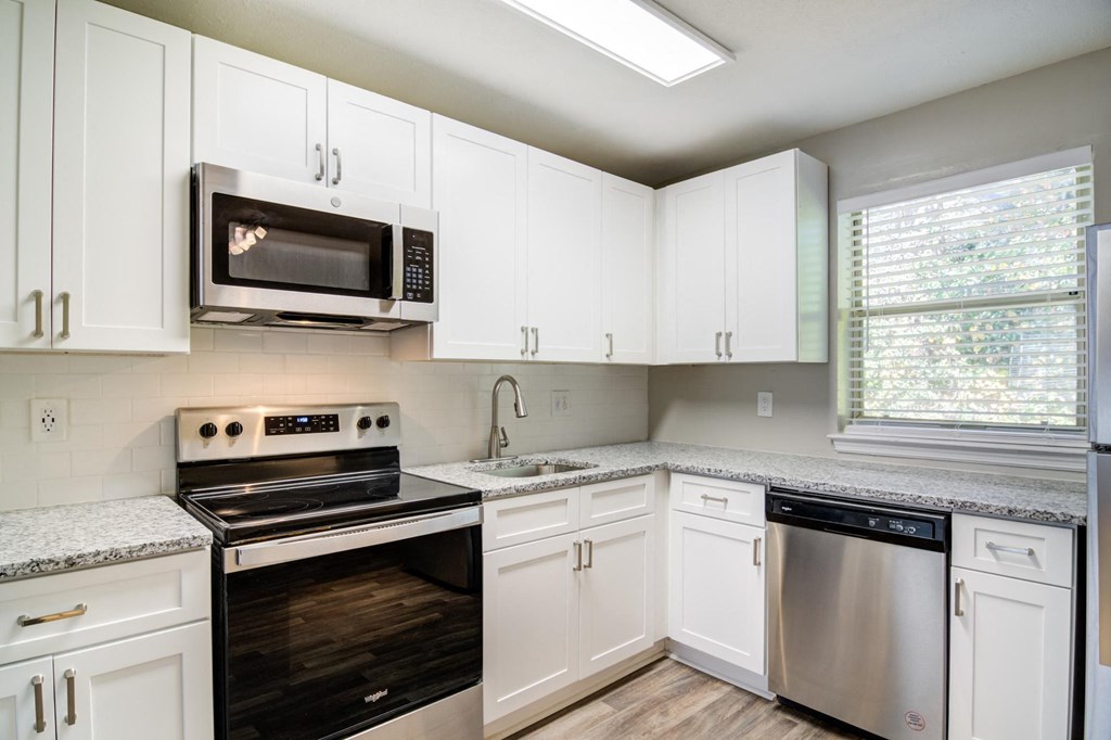 2113 Defoors apartments in Atlanta Georgia photo of modern kitchen