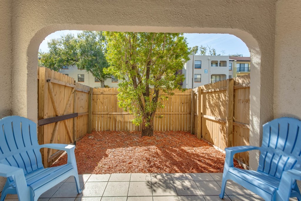 Belara Lakes Apartments in Tampa Florida photo of seating area